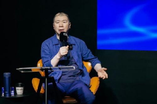 冯小刚和张艺谋比还是差点事