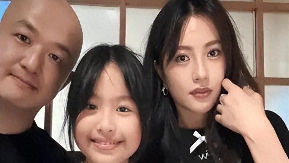 包文婧孕晚期进组拍戏！坐7个半小时车不嫌累，为见老公一路狂奔