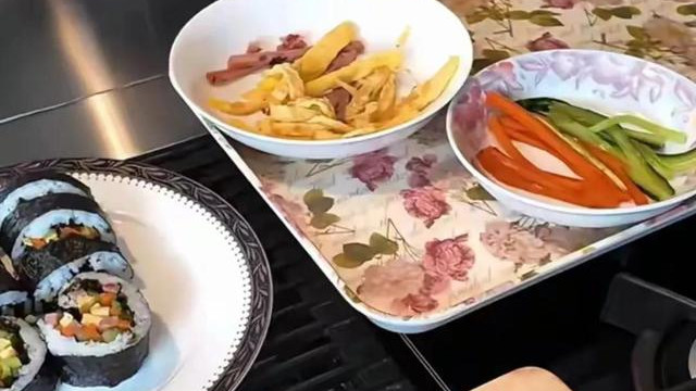 方媛带女儿逛超市被偶遇，怀胎了仍穿厚底鞋！站姿显得有些豪放