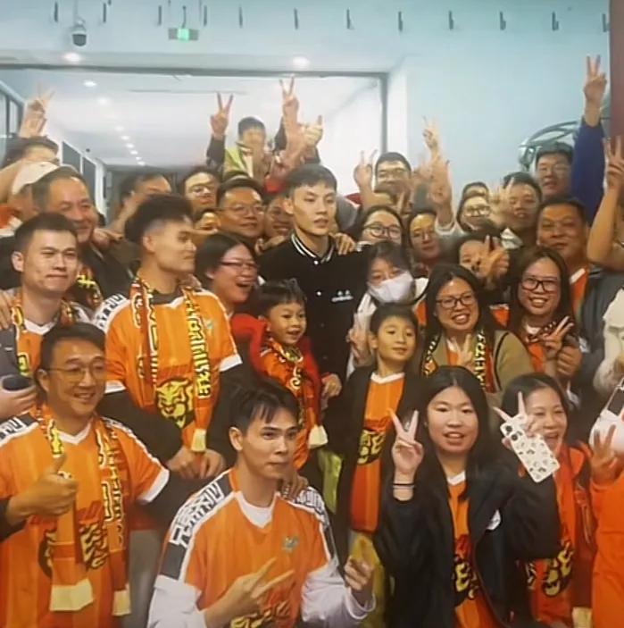 徐杰从来都不摆架子，在球场上从来不顶撞裁判，也从来没有跟任何一个球员，在场上有过