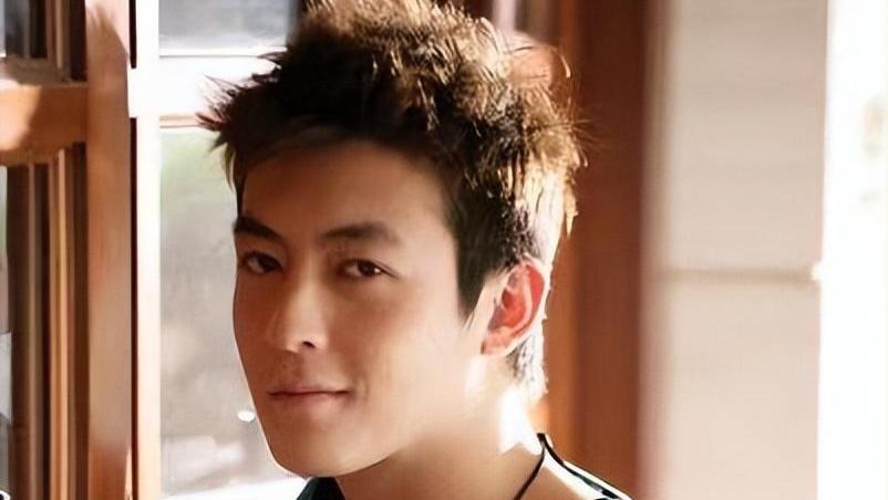 45岁初代男神陈冠希断崖式衰老，曾经的痞帅已不再
