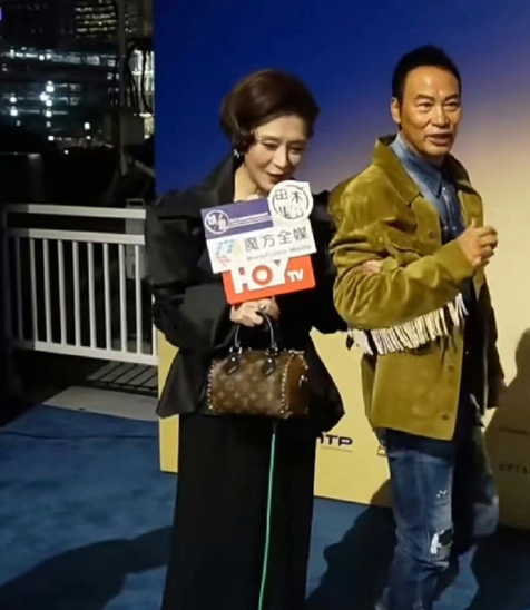 任达华在香港出席时装活动时被未固定的舞台地毯绊倒，眼镜瞬间甩飞。他凭借多年武打戏