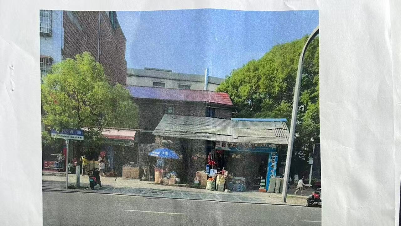 违规建筑占道多年，规范执法亟待推进？维权路上的坚守与期盼