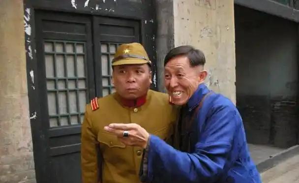 #头号创作者激励计划# 汪伪时期，顾宝衡执掌粮政大权。一朝权柄在手，他竟敢在日寇