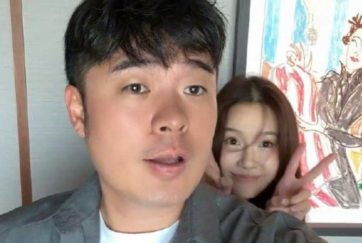 陈赫老婆不再藏着了，露脸照很显可爱，又白又嫩像18岁少女，怪不得陈赫那么爱了 ​