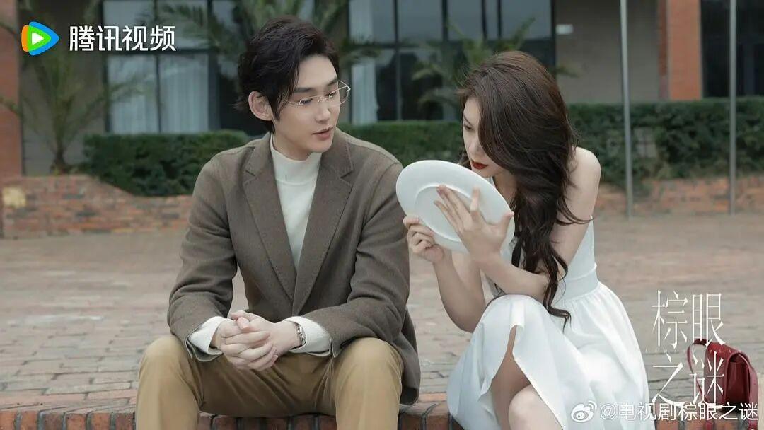 完美假面与人性裂痕，《棕眼之谜》的悬疑叙事与精神内核