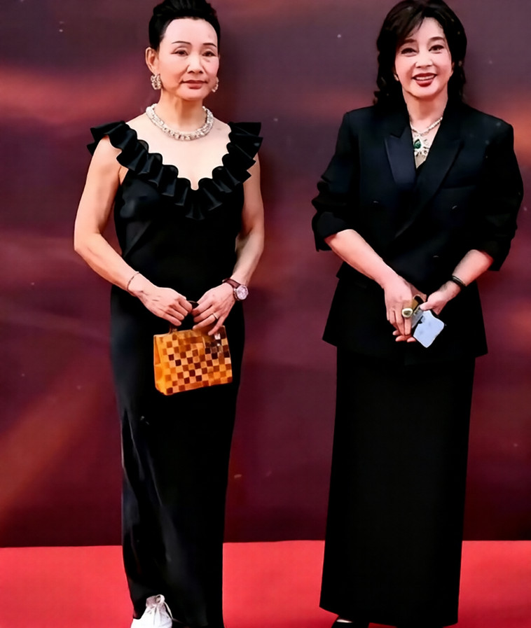 没想到，当年并肩绽放的“小花”，75岁再同框竟只剩一个人的热忱。

过去在《小花