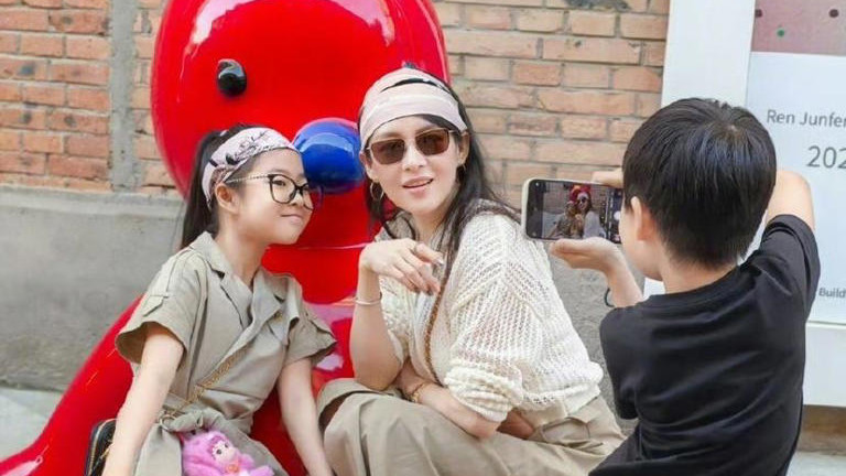 偶遇汪峰带娃逛街，紧牵儿女画面温馨有爱