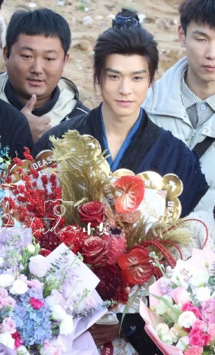 龚俊新剧《白衣公卿》杀青啦，杀青大吉，期待喽！ ​​​