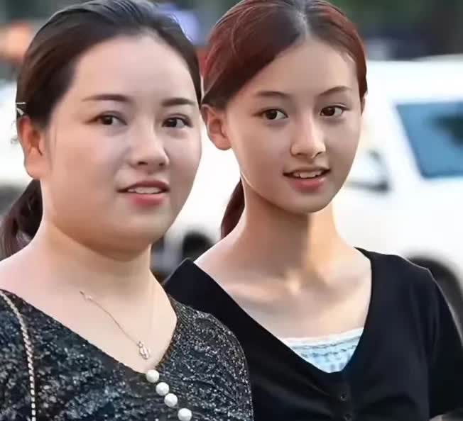14岁女孩七七的家人已经意识到了。

于正这个人哪哪都好。

但是存在一