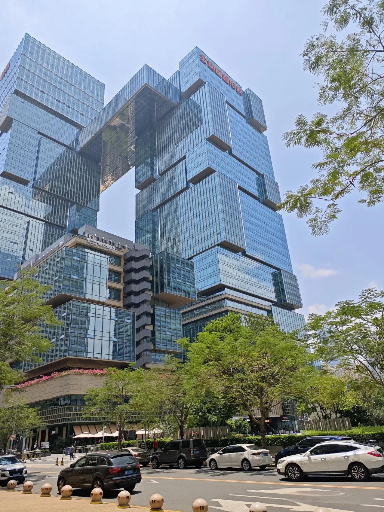 我们对美国做出让步。
我们正在评估与美国进行谈判的事宜，这是鉴于美国政府主动向我