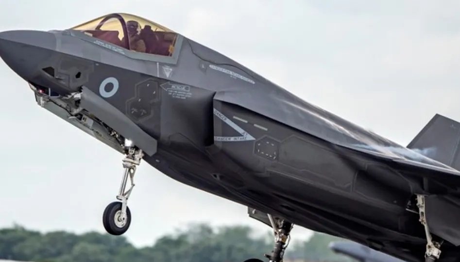 以色列空军的F-35战机在叙利亚上空如入无人之境，连续轰炸朱拉尼政权的核心设施，