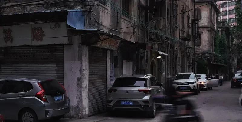 “穷人”赚不到钱原因挺多。一方面，资源受限。比如没钱接受优质教育，缺乏提升技能的