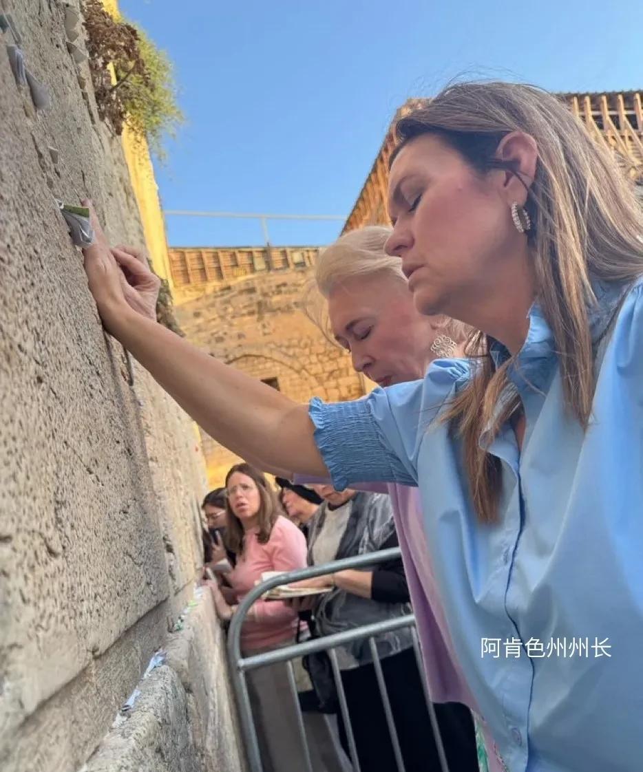 又一个美国大人物被迫朝拜犹太人宗祠遗址。