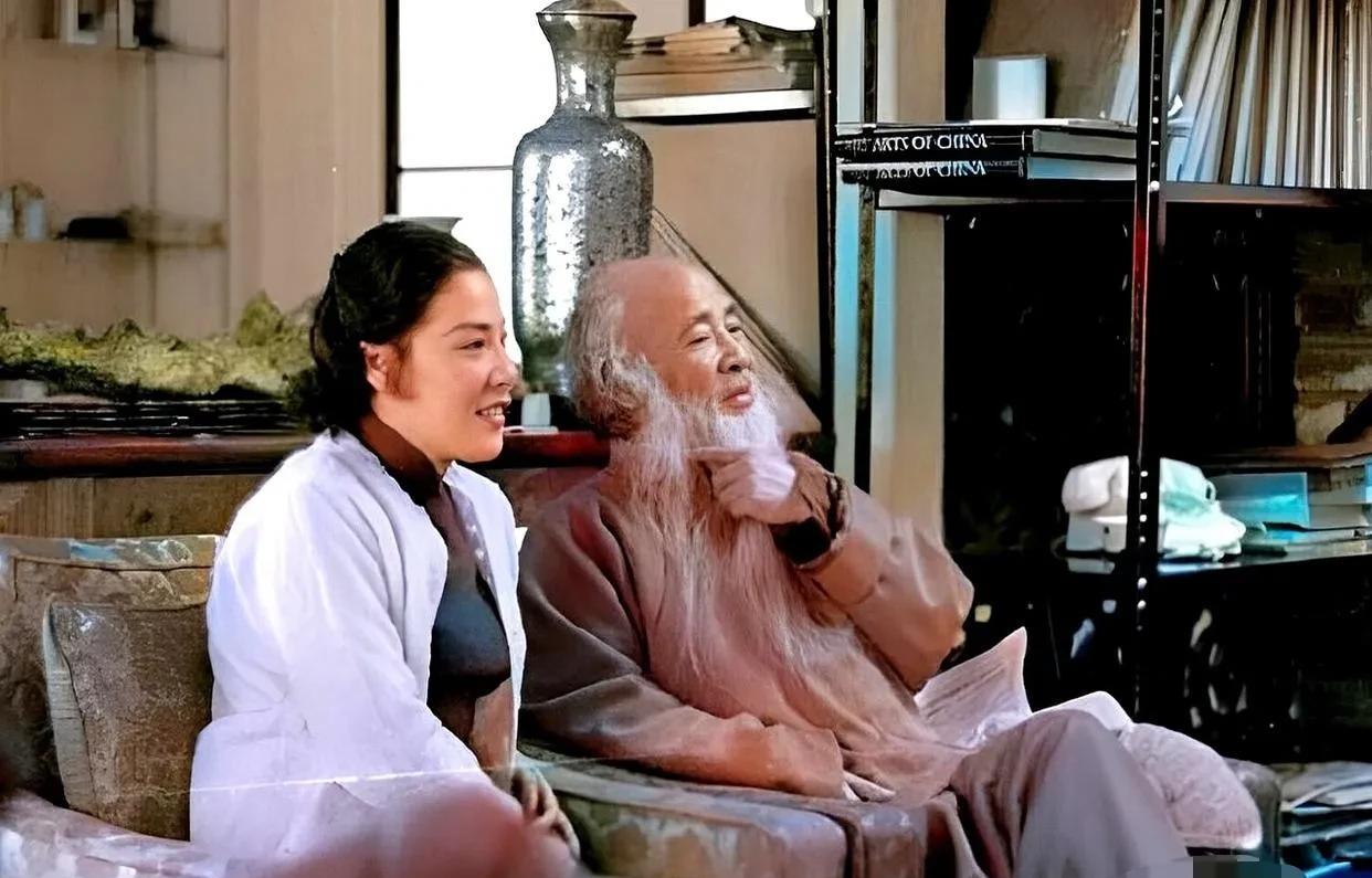1970年，71岁的张大千和41岁妻子徐雯波舒舒服服的坐在可以居里，享受着甜美的