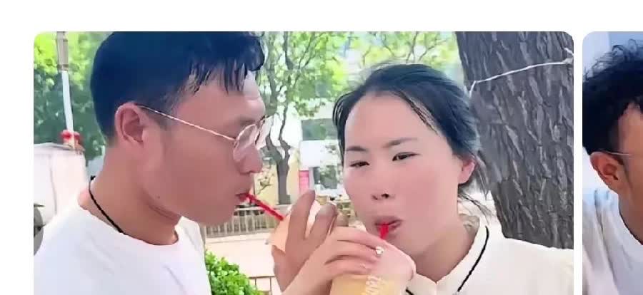 情人眼里出西施。云飞看小红就是这样的啊！原来小红总是说话的时候用手捂着他的嘴。这