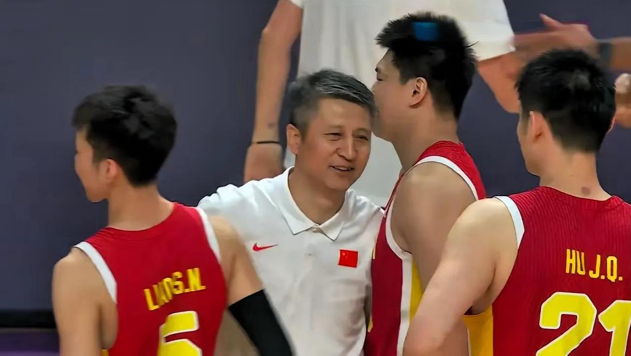 一向严肃的老叔郭士强在比赛结束挨个鼓励球员们，虽然没能夺冠，但是郭士强这个笑容是