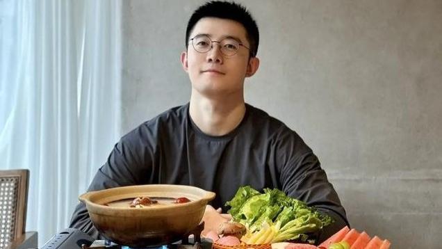 他是那种让你心跳加速的帅哥，安泽的魅力让人无法自拔