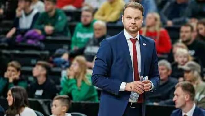 山西男篮聘请外籍助教布扎斯，丰富战术体系帮球队脱困！