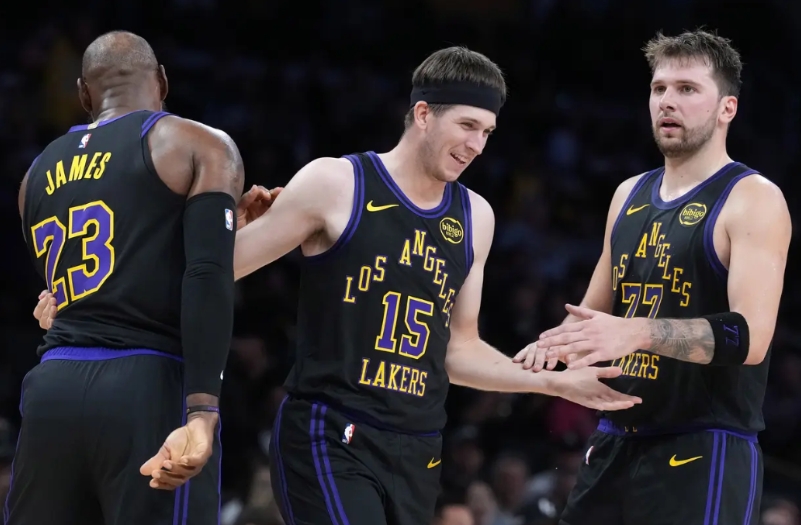 不是里夫斯和八村塁不强，而是湖人现在的首发阵容更均衡：

1，首发阵容：
东契奇