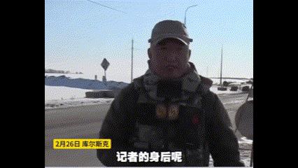 中国两名记者深入前线，一个跟俄军一个跟乌军，身后几米开炮险象环生
近日，凤凰卫视