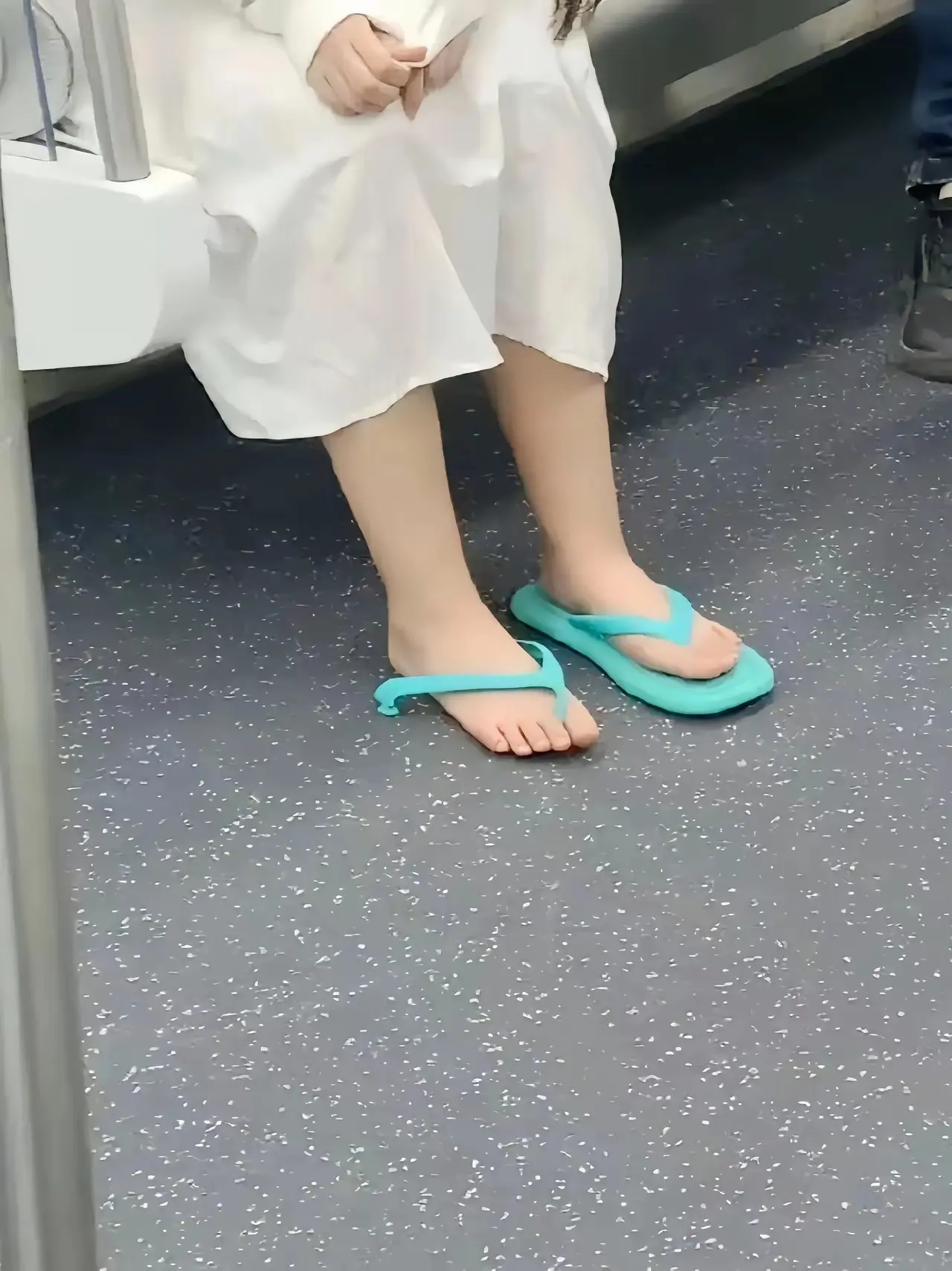 挤地铁，鞋被一个大哥踩掉，不敢说话
