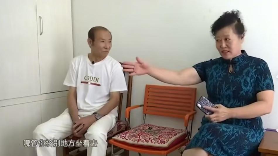 漂亮大妈月收入过万，不嫌弃男人没房没钱，追求浪漫甜蜜的爱情