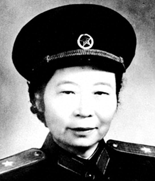 55年女将李贞回乡，托人给曾毒打自己的前夫捎话：过去的就过去了。
1955年，刚