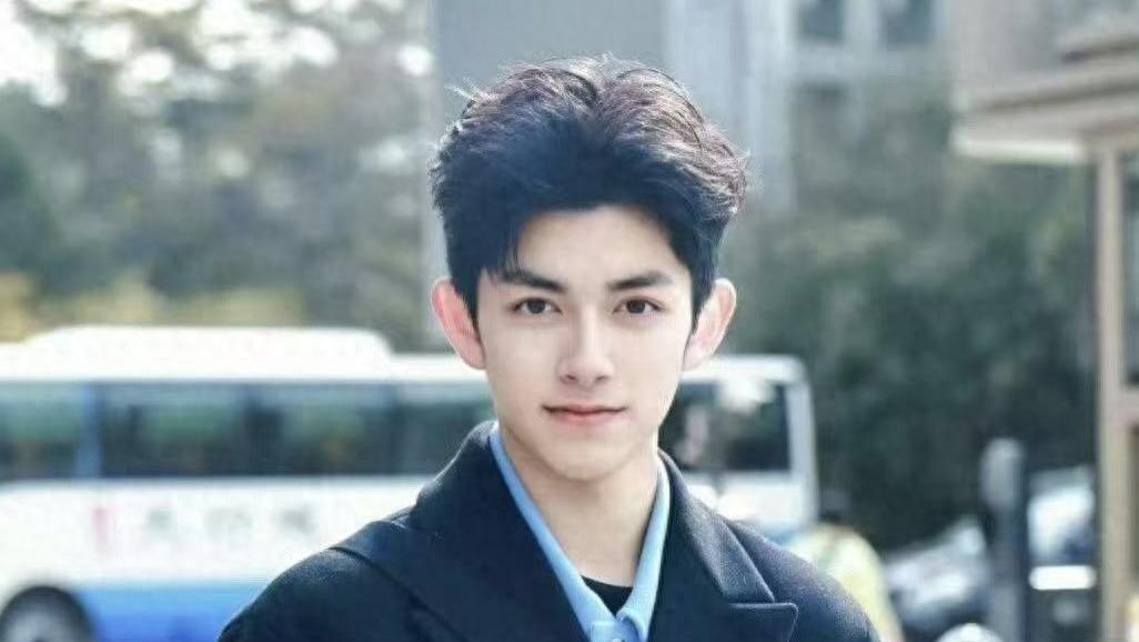 时间是把整容刀！《爸爸去哪儿》石头11年后变身1米8型男，亮相北电艺考！