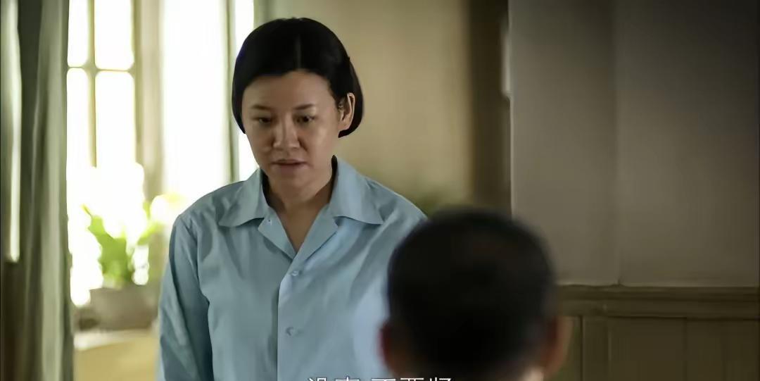德华被欺负，嫂子安杰挺身而出为她出气，谁知德华却不领情，反而责怪嫂子多管闲事，也