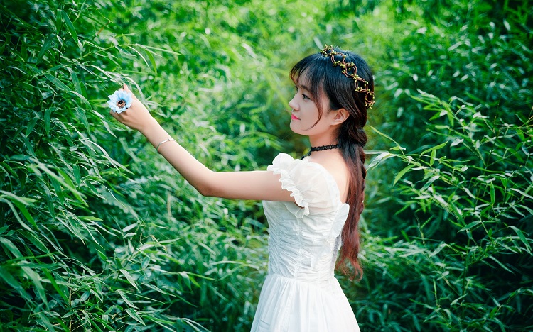 女人一旦被你征服，就会卸下防备，不排斥你的暧昧，甚至会悄悄回应。
即便你有一些暧