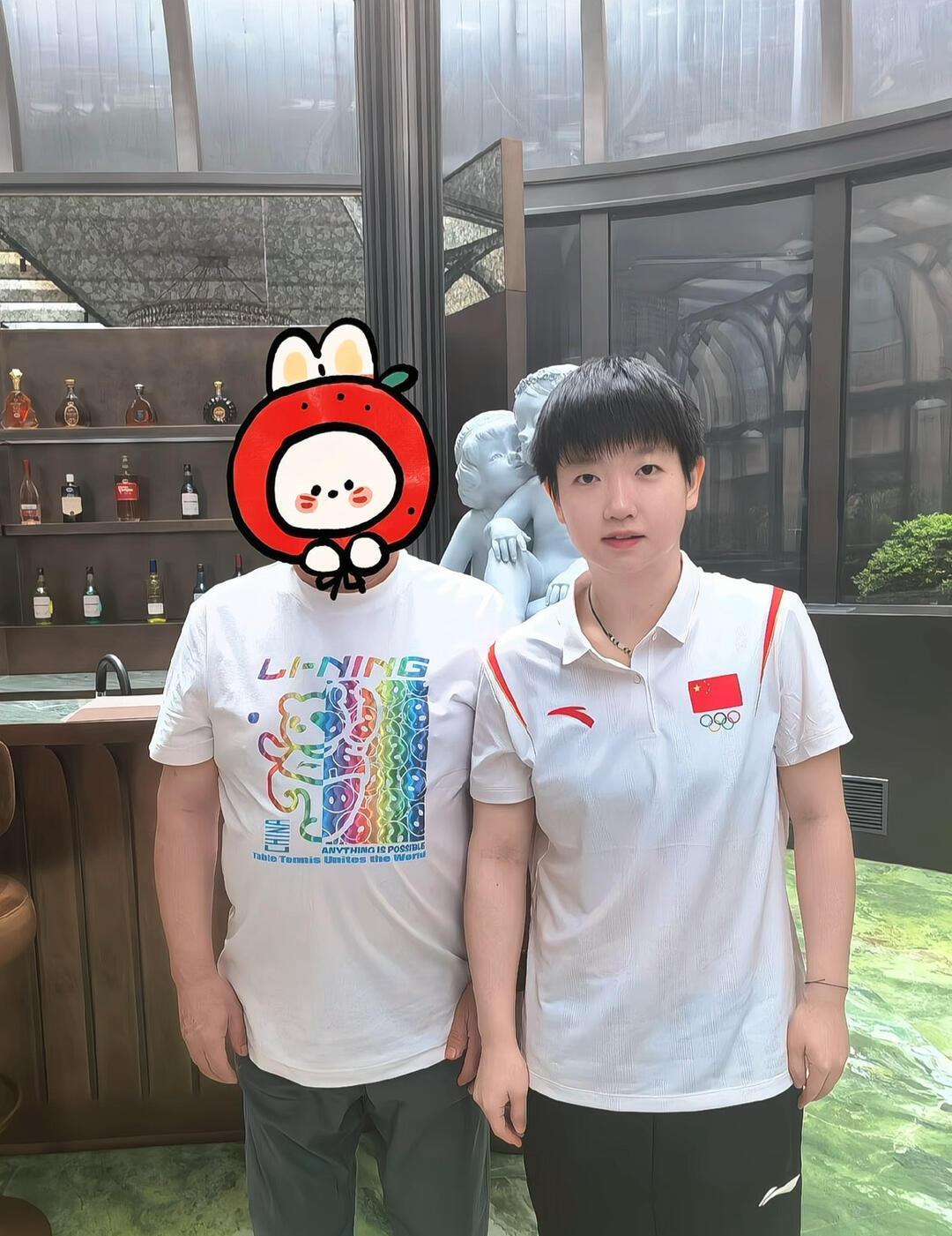 孙颖莎脸小小的，圆圆的，眼睛大大的，明亮的，莎莎很甜甜的样子，怪不得都喜欢看这个