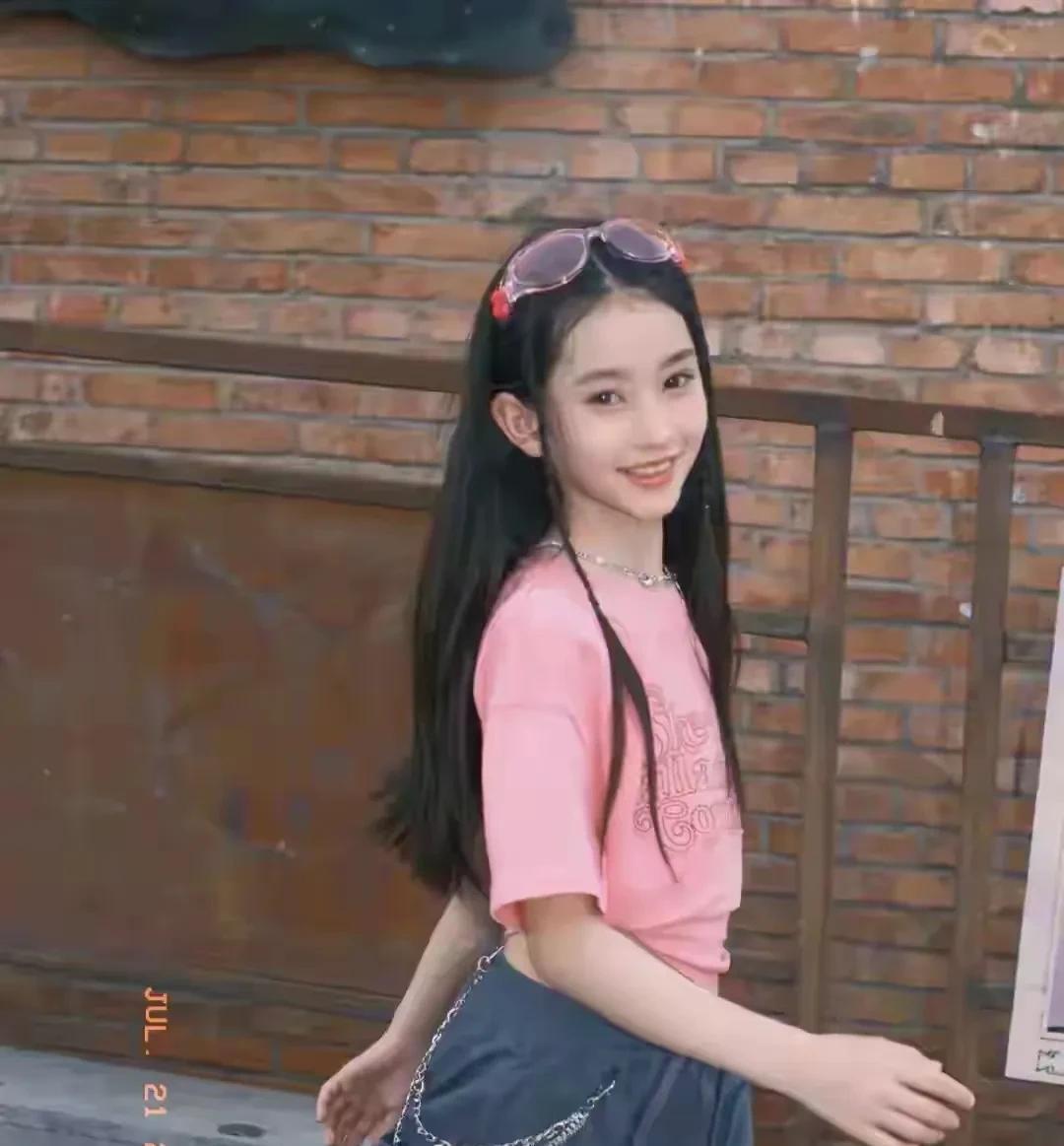 于正老师新签约的卢雅熙，2016年出生的，读四年级，妥妥的美人胚子。娱乐圈里果然