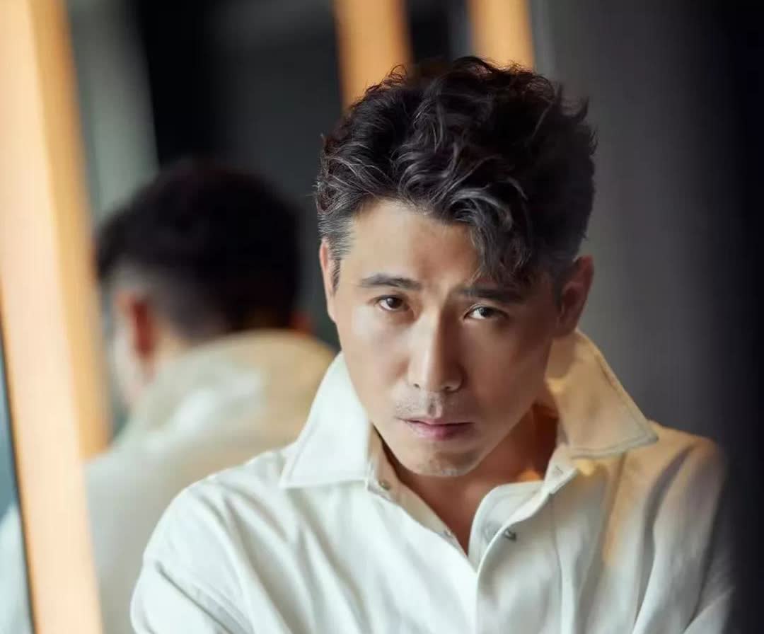 我怀疑过李乃文在作秀 
也怀疑过李乃文在立人设 
万万没想到，他持续做公益十