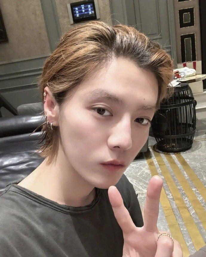 鹿晗和关晓彤这是已经和好了吧？

感觉两个人又在隔空暗戳戳的秀恩爱了，在同款的剪