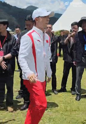 马龙和藏族群众一起跳“锅庄舞”，马龙这跳舞的只能说很努力的驯化四肢，马龙还有不擅