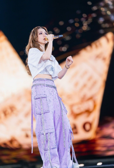 巡演史诗迎来终章！作为首位登陆台北大巨蛋的香港歌手，她成功集齐鸟巢、启德等亚洲五