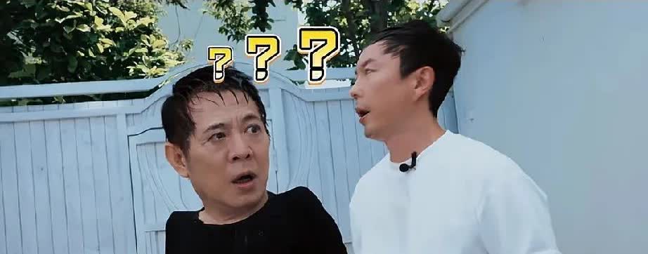 李连杰谢苗30年后首度同框，
一件蓝色内裤，
直接让李连杰泪奔！那个和父亲并
