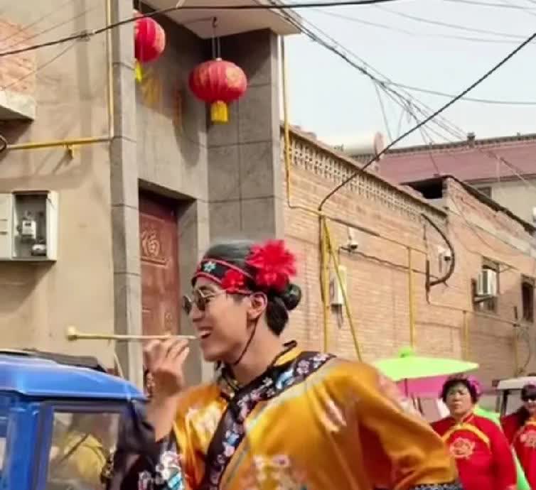 这样一对比，还是媒婆的装扮更帅！明明在大舞台上活力四射，但为什么在庙会上的媒婆表