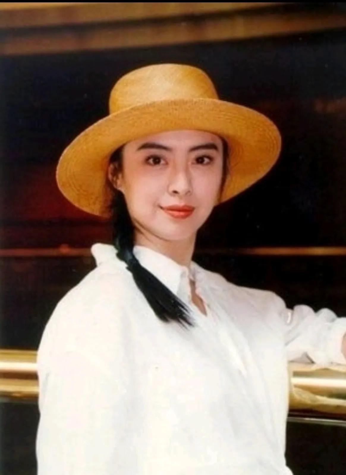 1989年，
黄沾提醒王祖贤，
很少有人在22岁的时候就对人生很满足，因为人生才