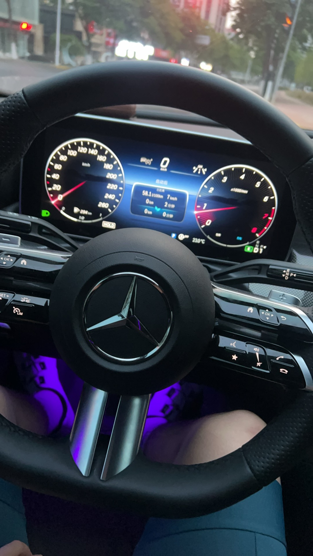 奔驰c260l，经济下行时代它过时了吗
你问我它什么吸引人？入门级的价格，豪华的