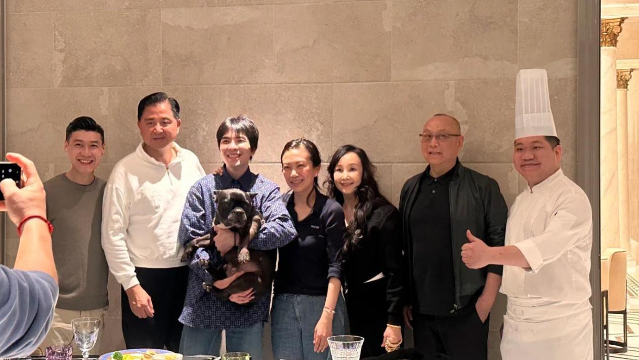 萧敬腾夫妇上海豪宅宴请星级私厨，甜蜜牵手秀恩爱