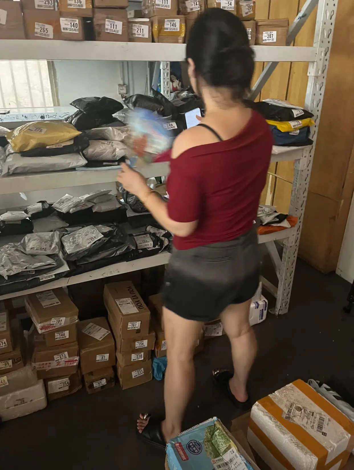 自从小区新开了个快递网点，大爷就经常去转悠