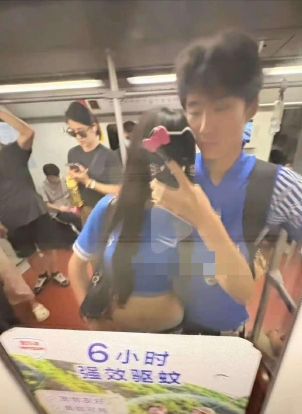 这两天一名海港的梯队球员，穿着申花球衣在逛街，这引起的双方球迷的热议，一些极端球