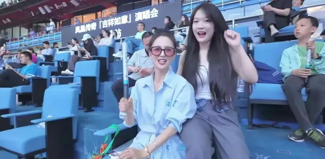 原来明星也会追星呀，演员佟丽娅和好友早早来到凤凰传奇的演唱会现场，期待自己偶像登