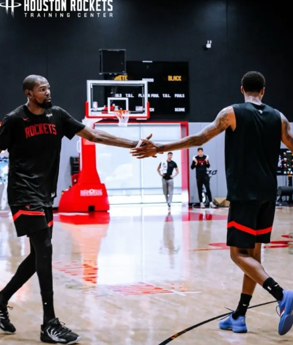 杜兰特和小贾这组合，NBA联盟应该找不出几个，两个人都可以打三四五号位。杜兰特有