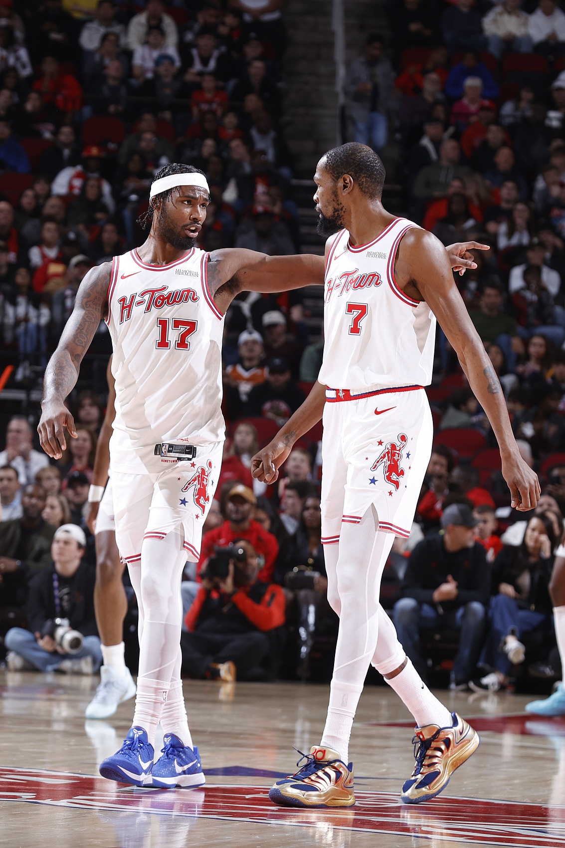 伊森前一场比赛差点补篮成功，绝杀了开拓者队，不过最后被判超时，开拓者队最终战胜了