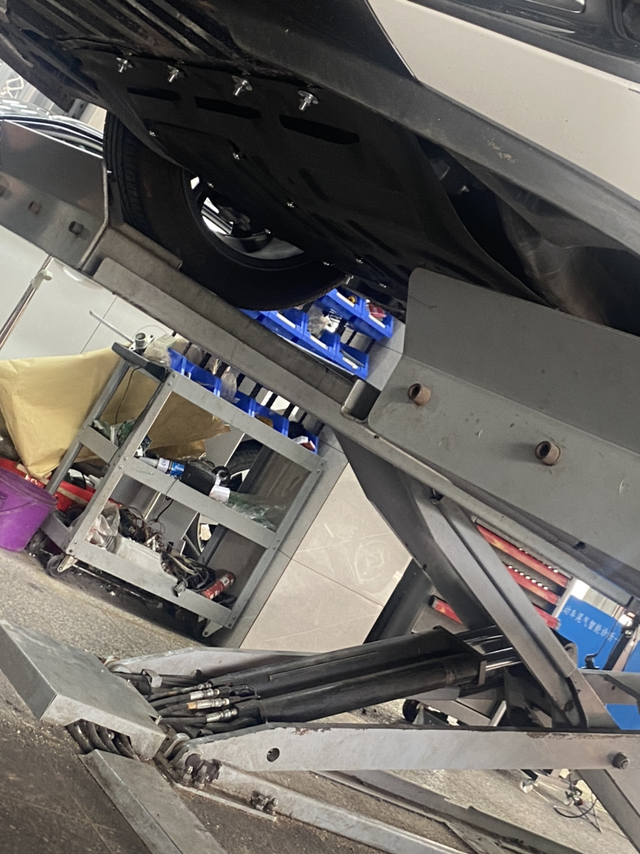 新加的护板
自从背挂断水管，换了水泵后，我觉得加护板非常有必要的