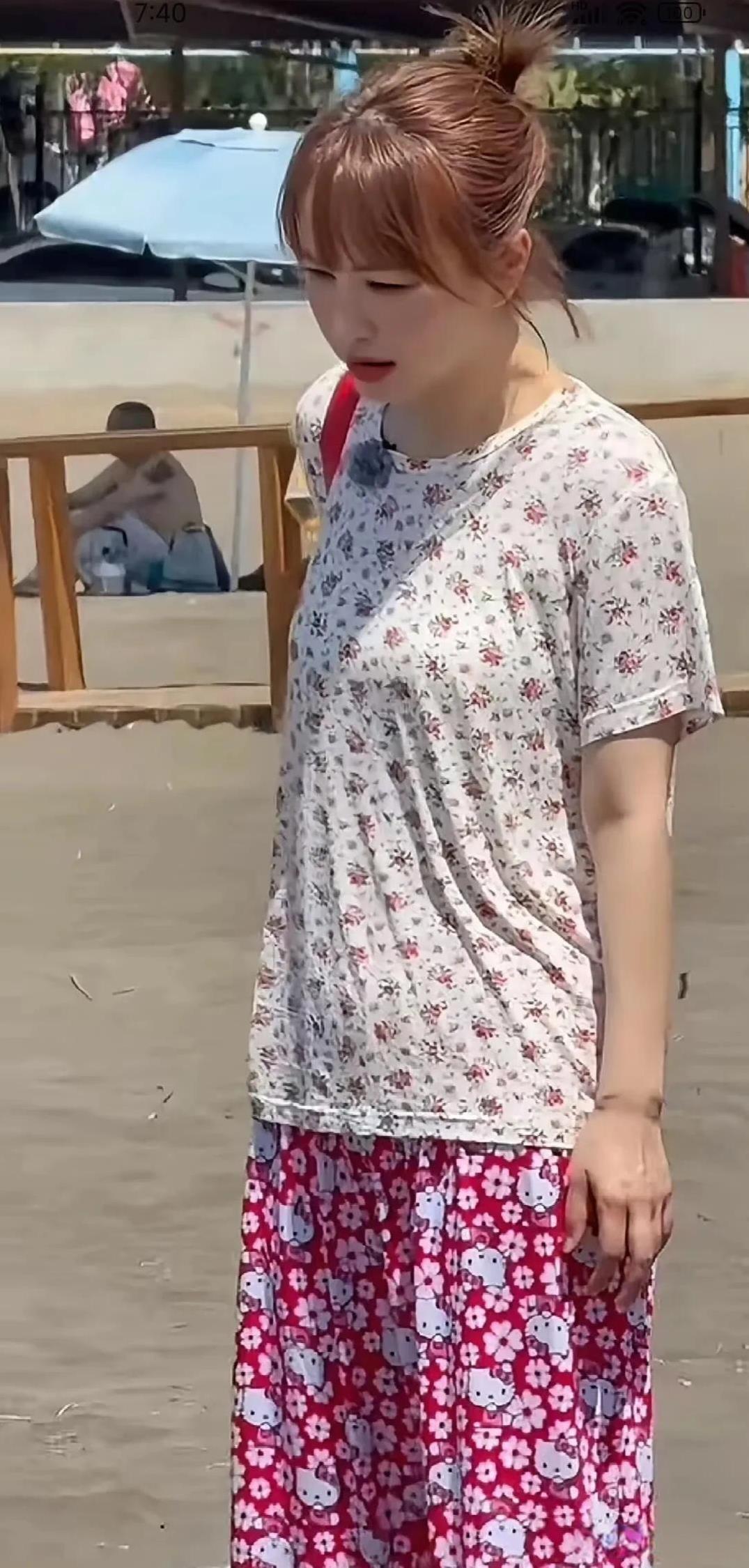救命！吴昕这穿搭是把“奶奶衣柜”搬来了吧！碎花小衫配 Hello Kitty 小