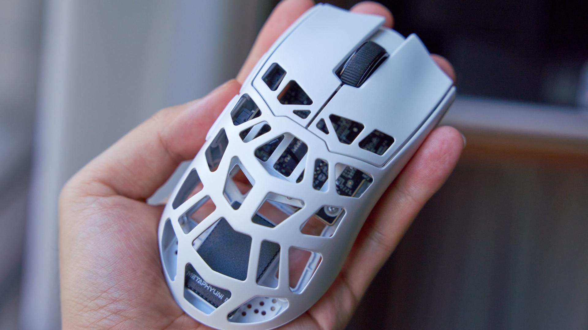 51克超轻机身+镁合金骨架！玄派M6三模旗舰，捎带解决“手汗”难题